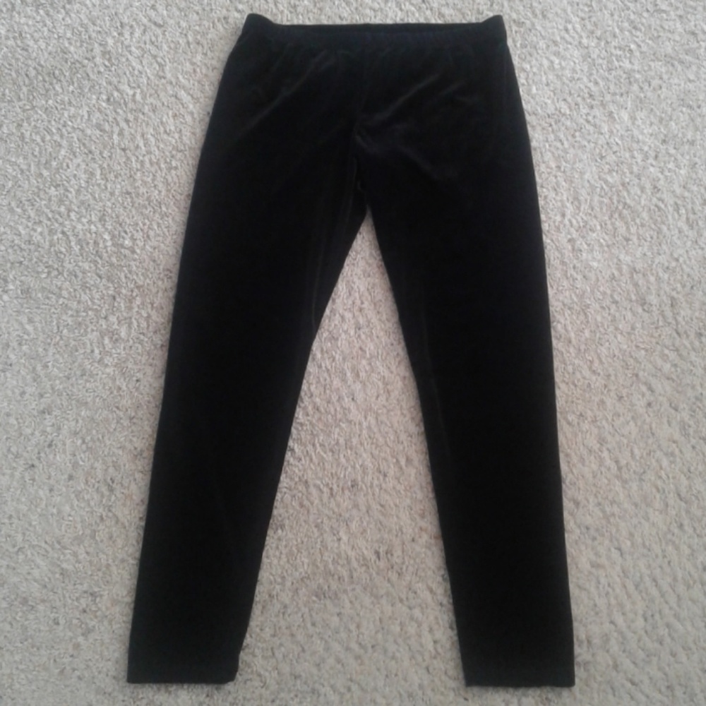 Girls black velvet leggings. Great for the holidays!!🎄